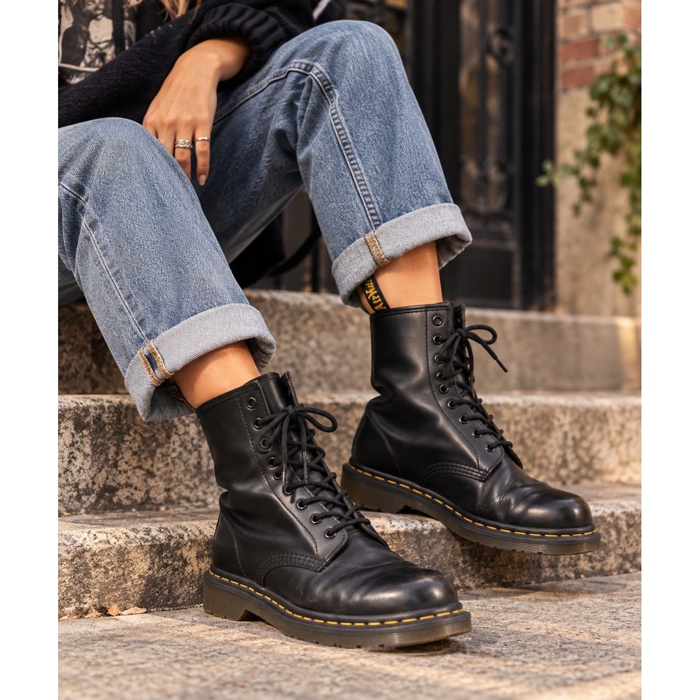 Dr. Martens 1460 Black Smooth Leather 8 Eye Lace Up Combat Boots Womens 9